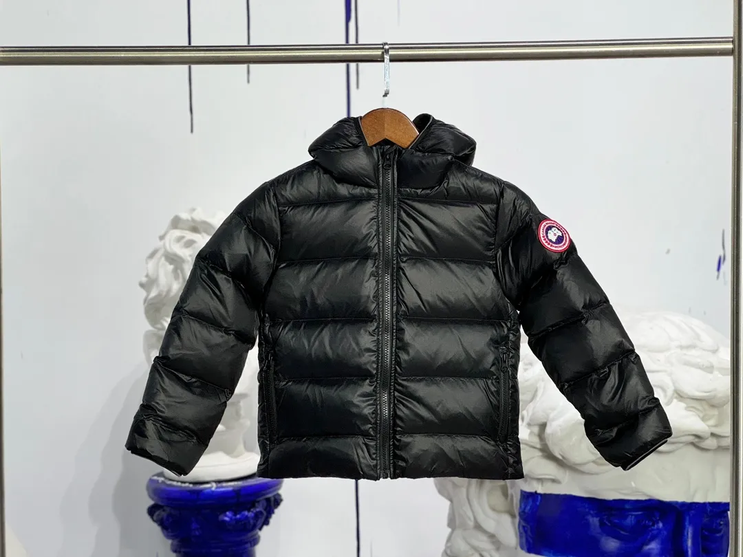P640 CANADA GOOSE Canada Goose Crofton Children's Down Hoodie Big Goose Down Jacket 5460K Product Features ·This style uses thin channel-filled structural filling: 750-fill duck down, with lightweight fabrics and trims, lightweight and warm, allowing you to move freely ·Decorated with iconic double-stripe reflective details on the back ·Adjustable down hood sewn with reflective trim to enhance warmth and better protect against bad weather ·A weatherproof placket is designed under the two-way zipper to prevent wind and keep warm. The zipper opens from the bottom for increased range of motion and improved breathability. Power Stretch® reflective cuffs are stylish and lightweight, adding wind protection and warmth and making you more visible in low-light environments. Goose I.D. heritage label on the inside. 2 exterior pockets: Hand pockets with zipper closure and tricot fabric at the joints for softness and warmth.